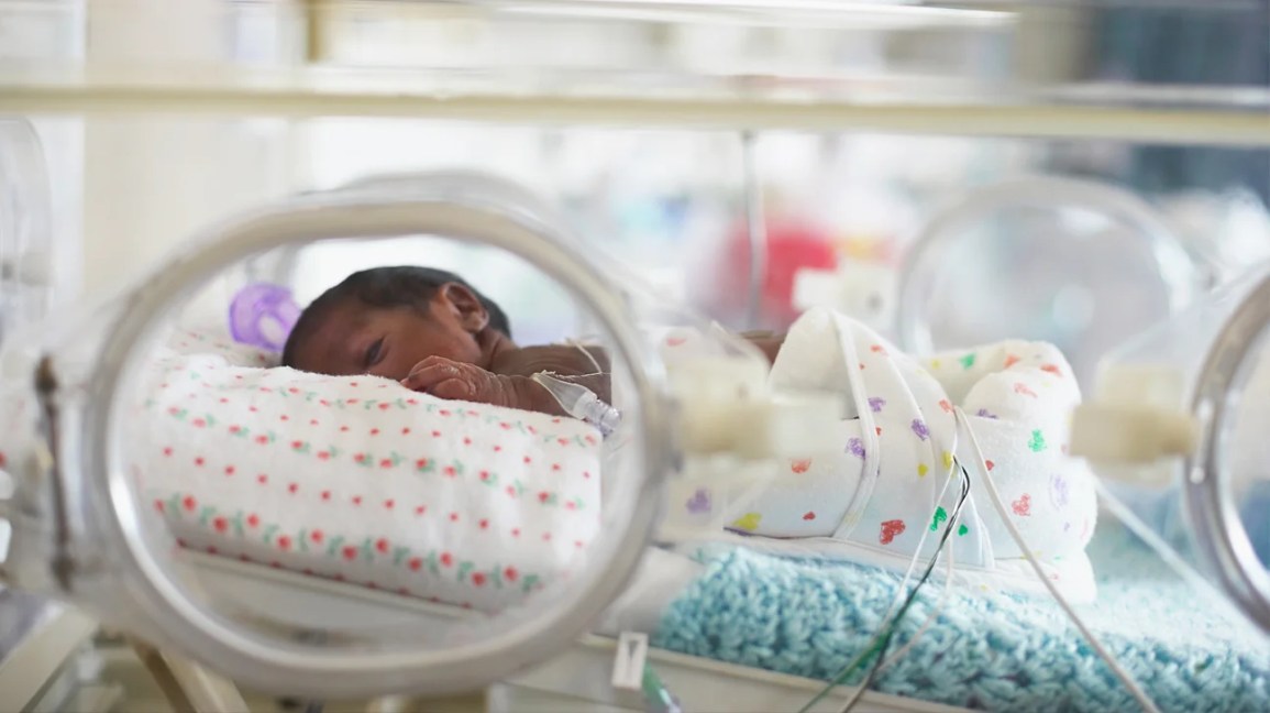 https://i0.wp.com/post.healthline.com/wp-content/uploads/2020/04/newborn_in_incubator-1296x728-header.jpg?h=1528&w=1155